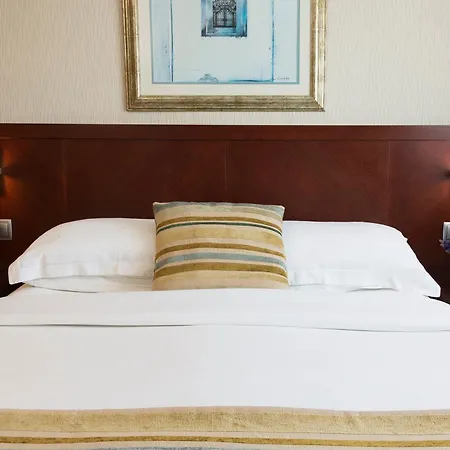 ホテル The Savoy Jersey 4*